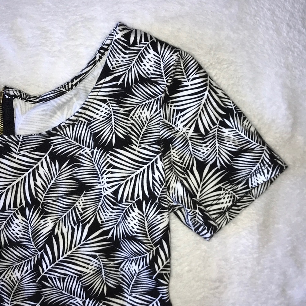 SOLD ❗️❗️ Palm Leaf Print Crop Top - Picture 1 of 4